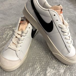 Women’s sz 8.5 Nikes